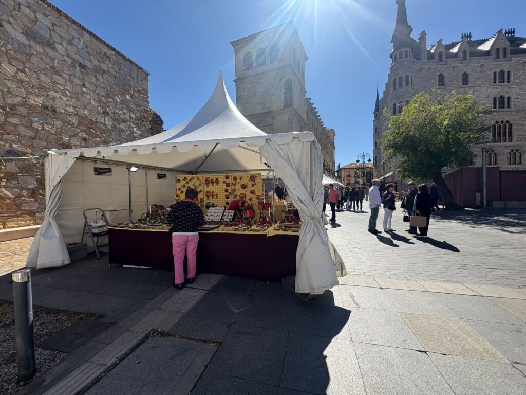 La 45ª Feria de la Cerámica y Alfarería de León en la plaza de San Marcelo, junto a la Casa Botines. | León24horas