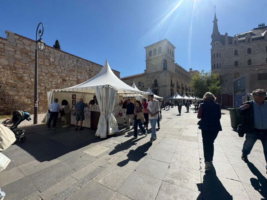 La 45ª Feria de la Cerámica y Alfarería de León en la plaza de San Marcelo, junto a la Casa Botines. | León24horas