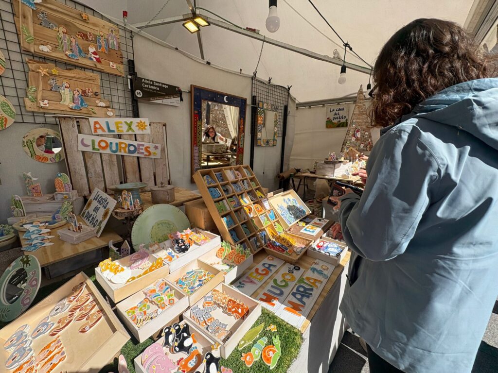 La 45ª Feria de la Cerámica y Alfarería de León en la plaza de San Marcelo, junto a la Casa Botines. | León24horas