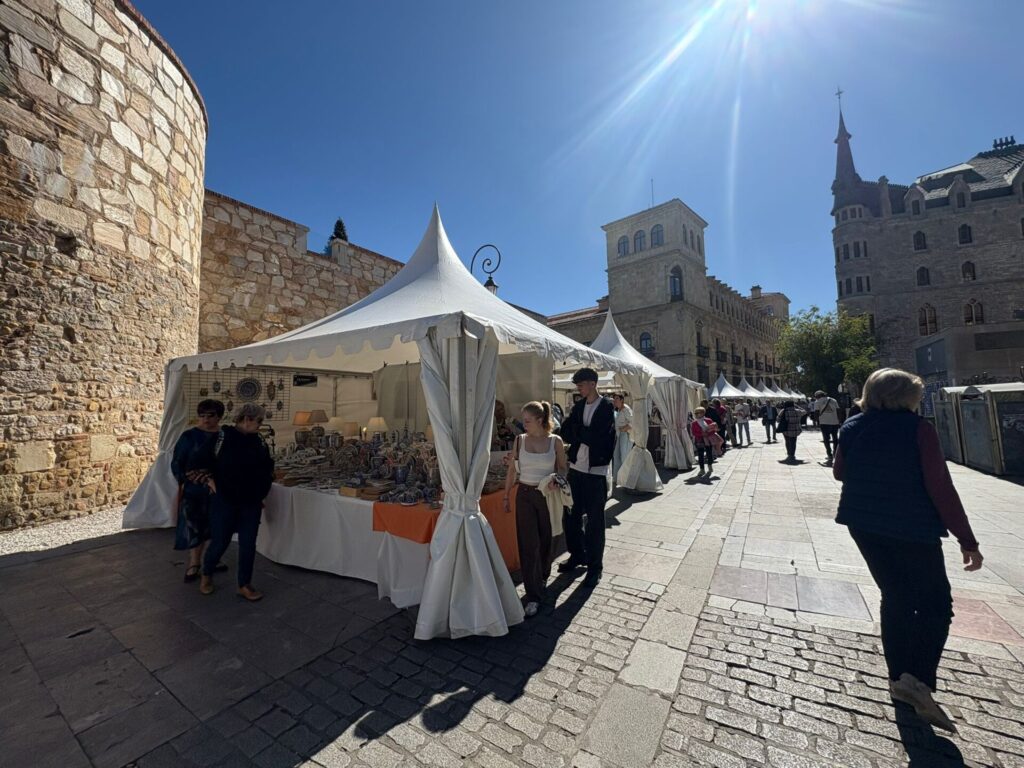 La 45ª Feria de la Cerámica y Alfarería de León en la plaza de San Marcelo, junto a la Casa Botines. | León24horas