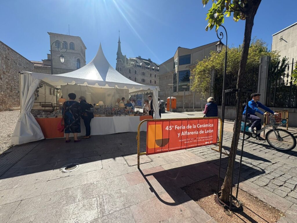 La 45ª Feria de la Cerámica y Alfarería de León en la plaza de San Marcelo, junto a la Casa Botines. | León24horas