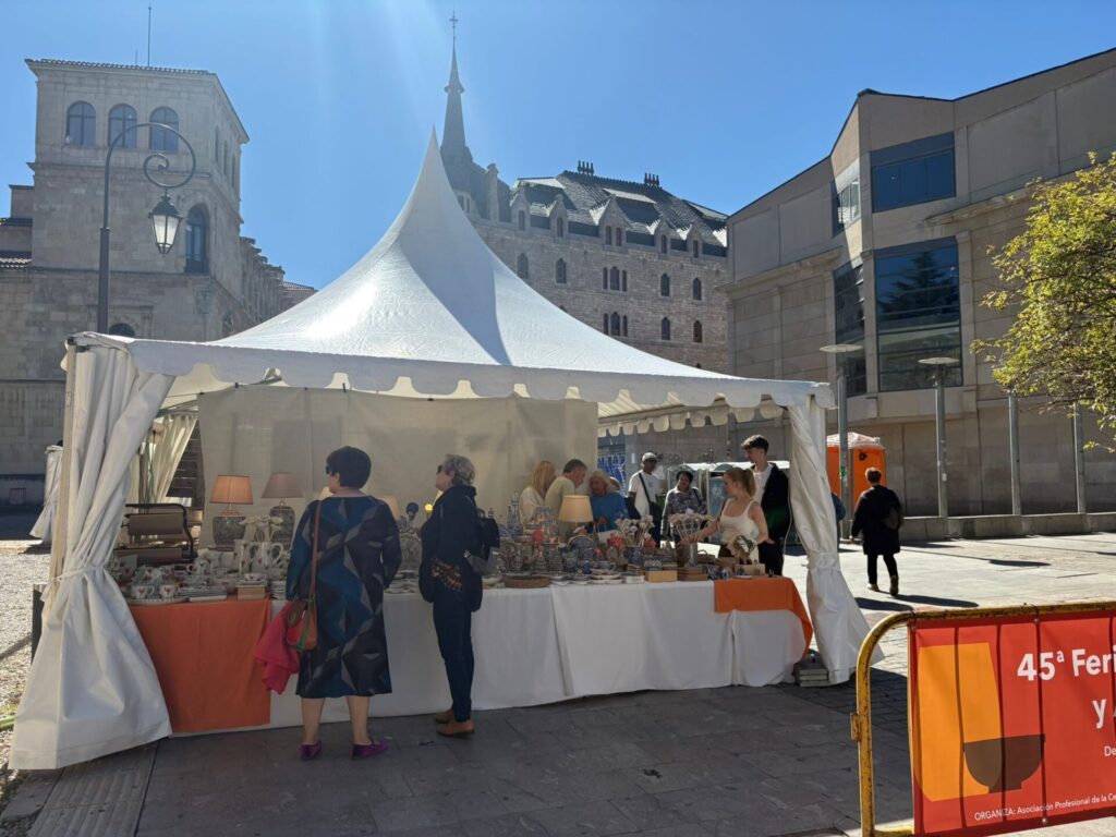 La 45ª Feria de la Cerámica y Alfarería de León en la plaza de San Marcelo, junto a la Casa Botines. | León24horas