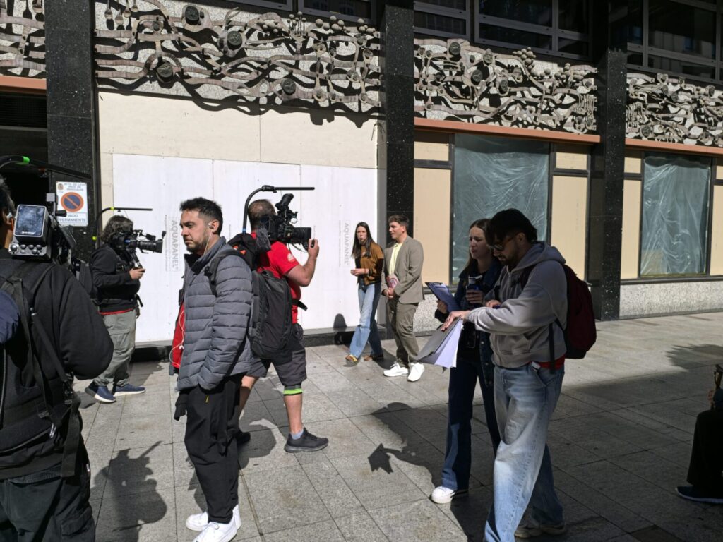 Rodaje de Xuso Jones en pleno centro de León, que este viernes convirtió varias calles de la ciudad en un improvisado plató de televisión. | León24horas