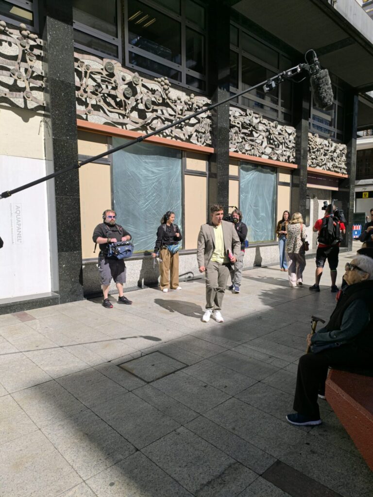 Rodaje de Xuso Jones en pleno centro de León, que este viernes convirtió varias calles de la ciudad en un improvisado plató de televisión. | León24horas
