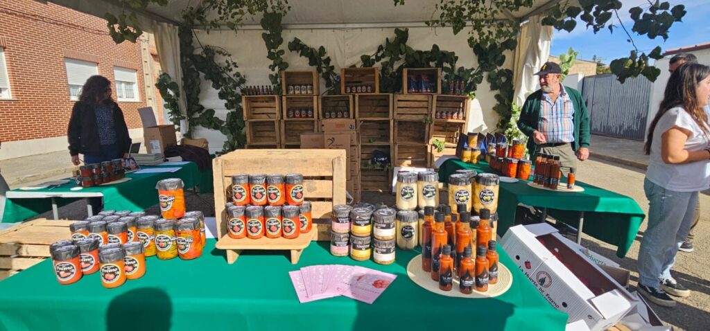 Ambiente en la 40ª Feria del Pimiento Morrón de Fresno de la Vega, donde los pimientos y la gastronomía fueron protagonistas.