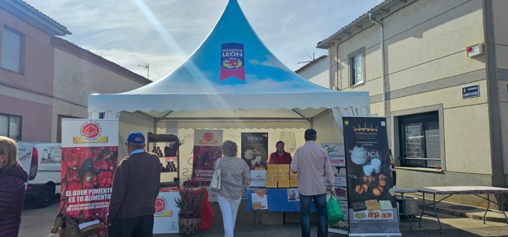 Ambiente en la 40ª Feria del Pimiento Morrón de Fresno de la Vega, donde los pimientos y la gastronomía fueron protagonistas.