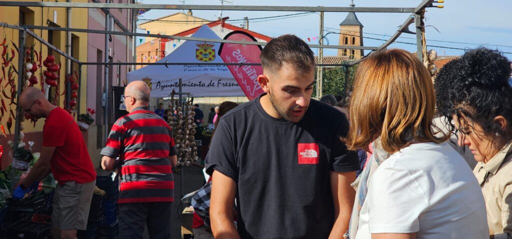 Ambiente en la 40ª Feria del Pimiento Morrón de Fresno de la Vega, donde los pimientos y la gastronomía fueron protagonistas.