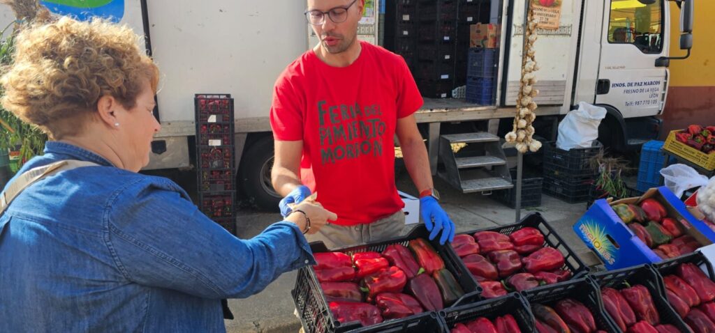 Ambiente en la 40ª Feria del Pimiento Morrón de Fresno de la Vega, donde los pimientos y la gastronomía fueron protagonistas.