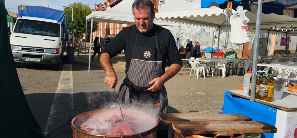 Ambiente en la 40ª Feria del Pimiento Morrón de Fresno de la Vega, donde los pimientos y la gastronomía fueron protagonistas.