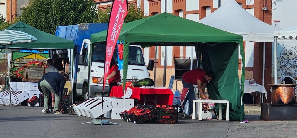 Ambiente en la 40ª Feria del Pimiento Morrón de Fresno de la Vega, donde los pimientos y la gastronomía fueron protagonistas.