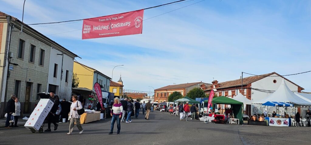 Ambiente en la 40ª Feria del Pimiento Morrón de Fresno de la Vega, donde los pimientos y la gastronomía fueron protagonistas.