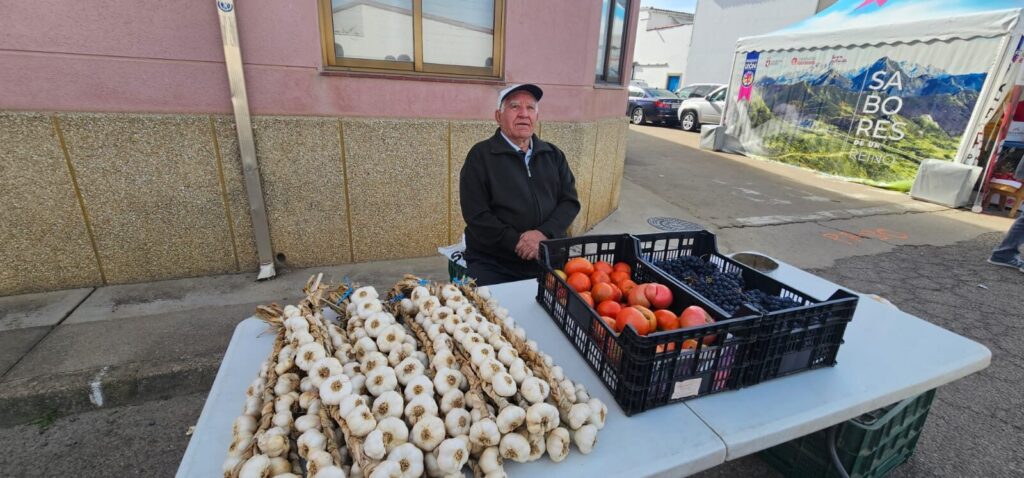 Ambiente en la 40ª Feria del Pimiento Morrón de Fresno de la Vega, donde los pimientos y la gastronomía fueron protagonistas.