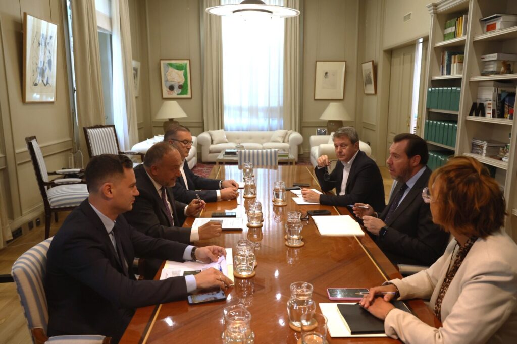 Reunión del ministro de Transportes y Movilidad Sostenible, Óscar Puente con el presidente de la Diputación de León, Gerardo Álvarez Courel. Diputación de León.