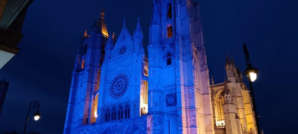 La Catedral de León se tiñe de azul coincidiendo con la festividad de los Ángeles Custodios, patronos de la Policía Nacional. León 24 horas.