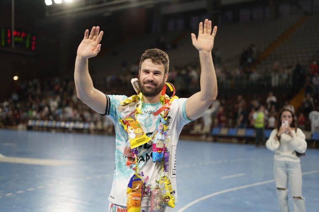 Afición, jugadores y cuerpo técnico celebran la victoria del Abanca Ademar en el Palacio de los Deportes de León. Fotografías: @a.mproducciones