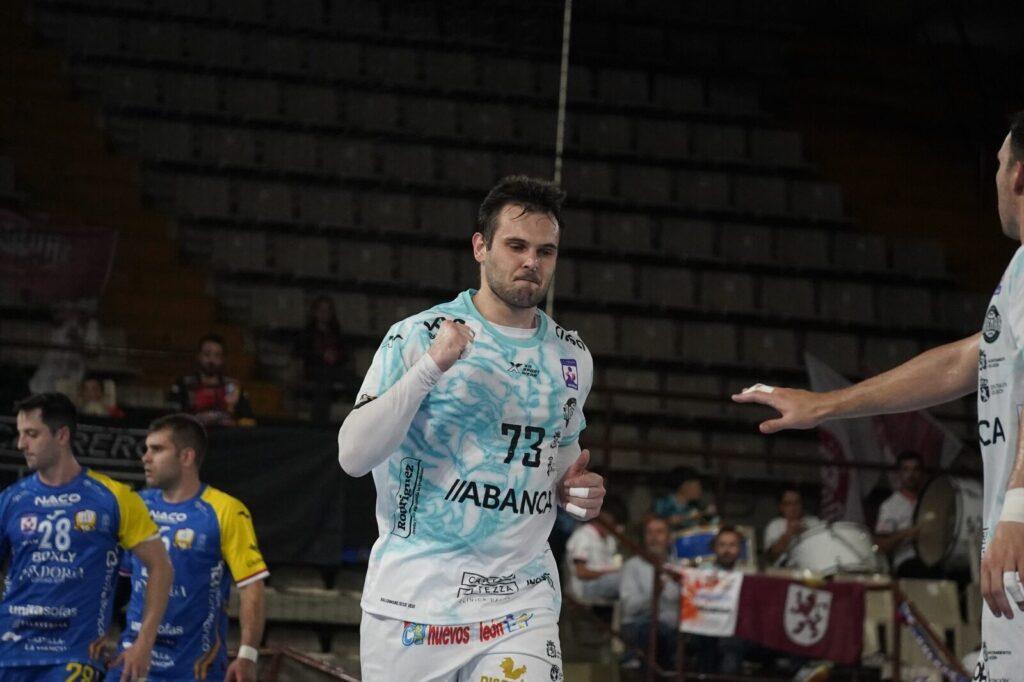 Afición, jugadores y cuerpo técnico celebran la victoria del Abanca Ademar en el Palacio de los Deportes de León. | León 24 Horas