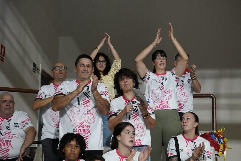Afición, jugadores y cuerpo técnico celebran la victoria del Abanca Ademar en el Palacio de los Deportes de León. | León 24 Horas