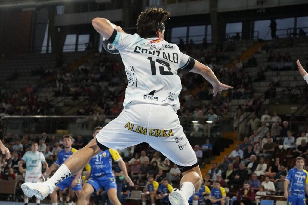 Afición, jugadores y cuerpo técnico celebran la victoria del Abanca Ademar en el Palacio de los Deportes de León. | León 24 Horas