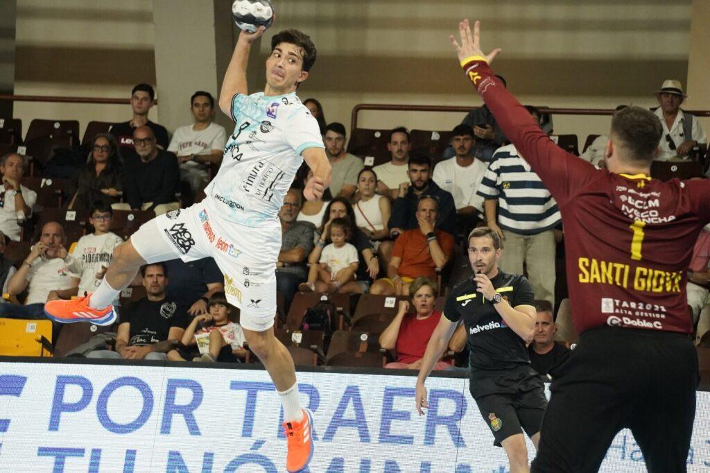 Afición, jugadores y cuerpo técnico celebran la victoria del Abanca Ademar en el Palacio de los Deportes de León. | León 24 Horas