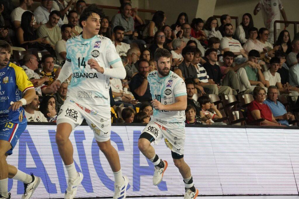 Afición, jugadores y cuerpo técnico celebran la victoria del Abanca Ademar en el Palacio de los Deportes de León. | León 24 Horas