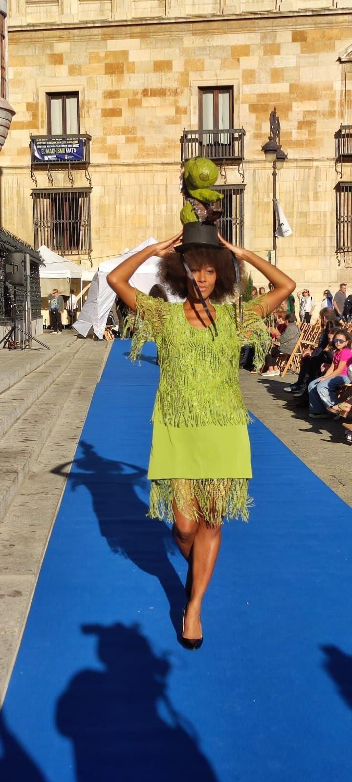 La Plaza de San Marcelo se llenó de color y creatividad en la jornada inaugural de Moda en la Calle 2025.