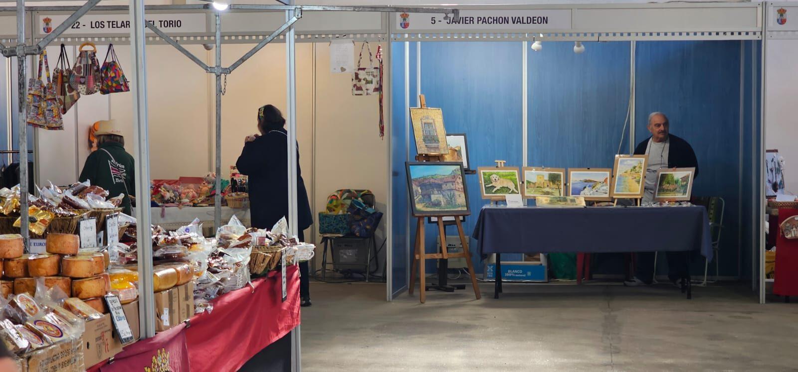 Participantes y visitantes durante la XXV Feria Tradicional de Cármenes, que llenó el municipio de color, música y tradición. | León 24 Horas