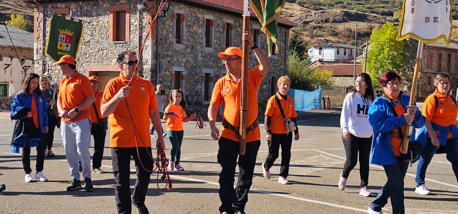 Participantes y visitantes durante la XXV Feria Tradicional de Cármenes, que llenó el municipio de color, música y tradición. | León 24 Horas