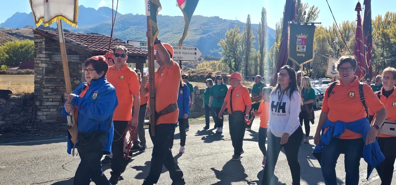Participantes y visitantes durante la XXV Feria Tradicional de Cármenes, que llenó el municipio de color, música y tradición. | León 24 Horas