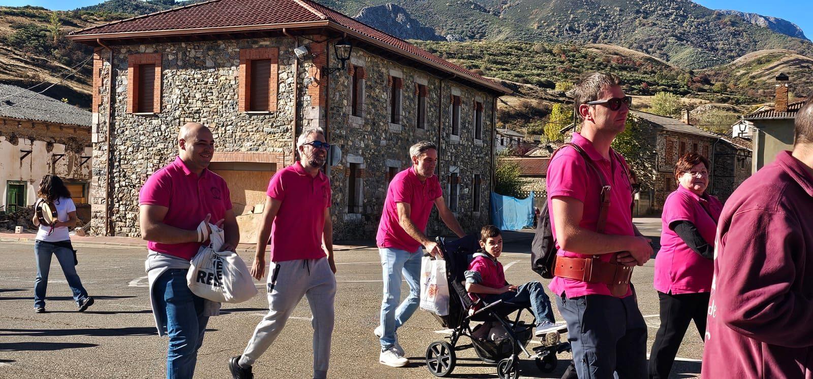 Participantes y visitantes durante la XXV Feria Tradicional de Cármenes, que llenó el municipio de color, música y tradición. | León 24 Horas