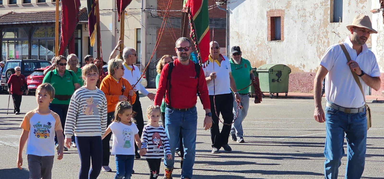 Participantes y visitantes durante la XXV Feria Tradicional de Cármenes, que llenó el municipio de color, música y tradición. | León 24 Horas