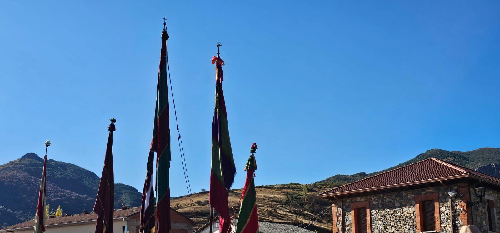 Participantes y visitantes durante la XXV Feria Tradicional de Cármenes, que llenó el municipio de color, música y tradición. | León 24 Horas