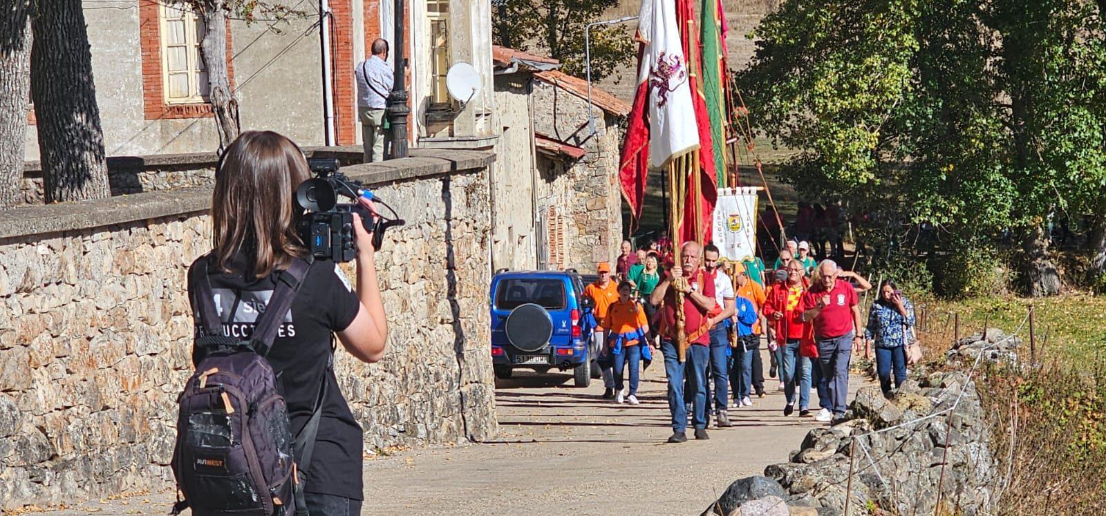 Participantes y visitantes durante la XXV Feria Tradicional de Cármenes, que llenó el municipio de color, música y tradición. | León 24 Horas