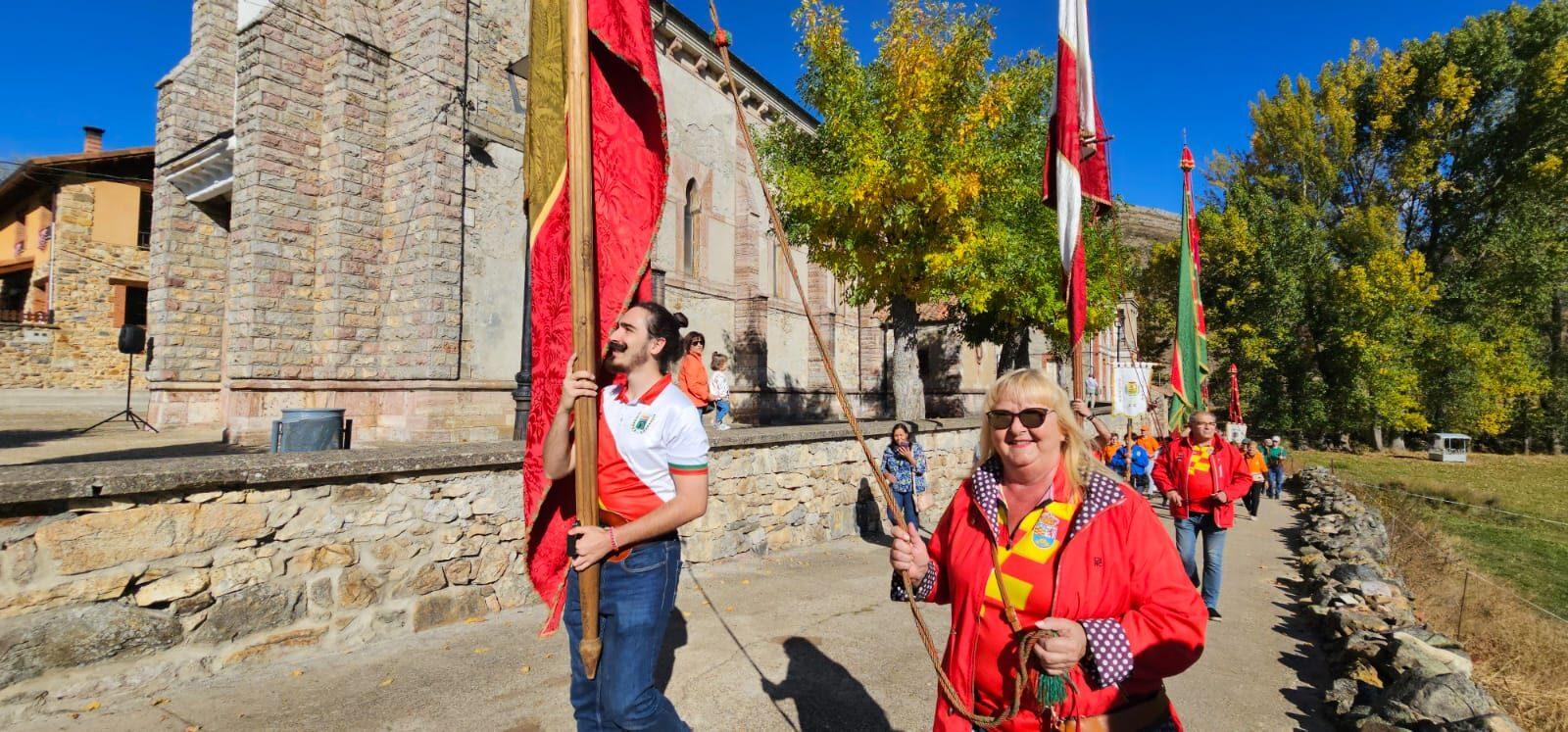 Participantes y visitantes durante la XXV Feria Tradicional de Cármenes, que llenó el municipio de color, música y tradición. | León 24 Horas