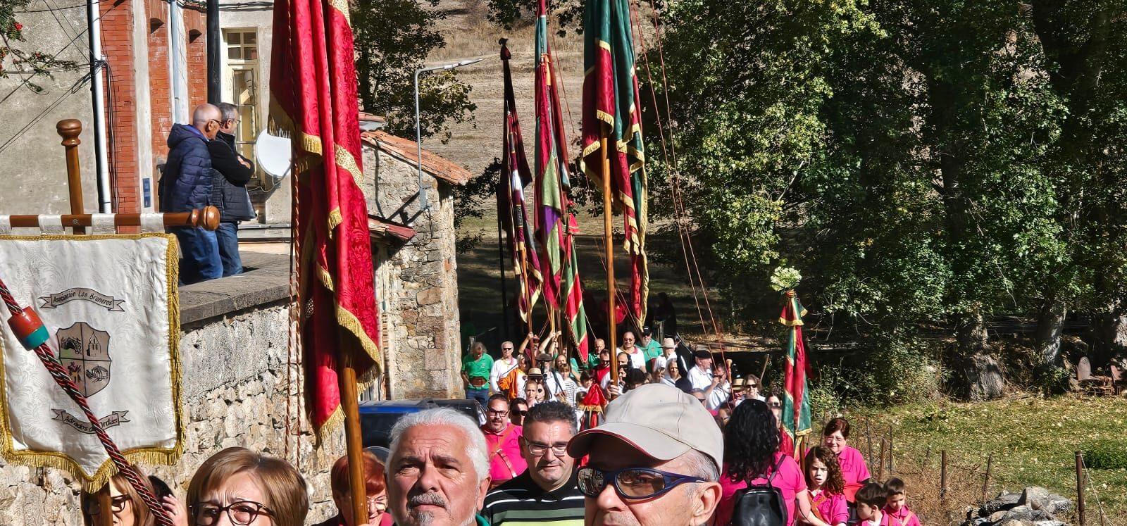 Participantes y visitantes durante la XXV Feria Tradicional de Cármenes, que llenó el municipio de color, música y tradición. | León 24 Horas