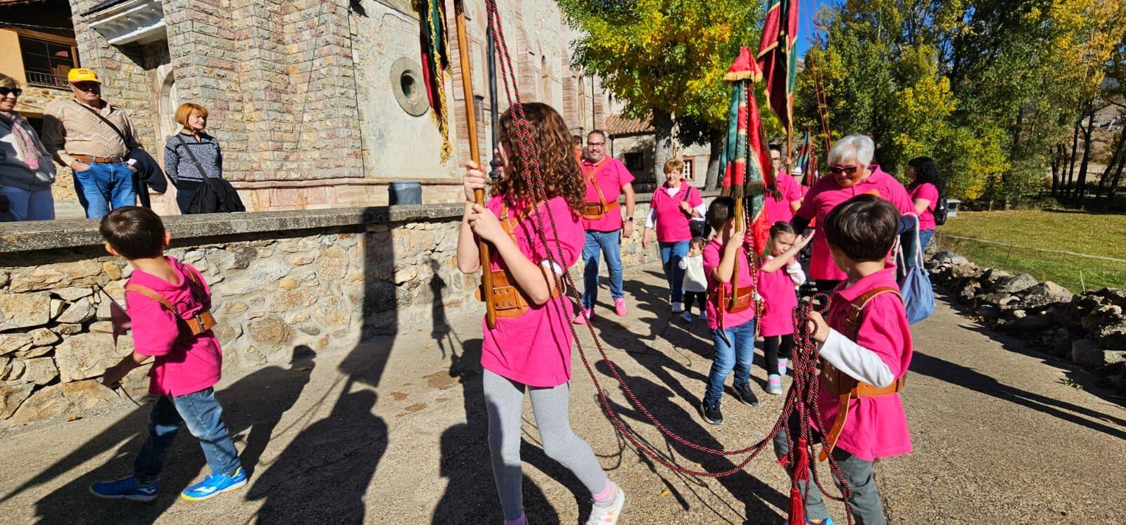 Participantes y visitantes durante la XXV Feria Tradicional de Cármenes, que llenó el municipio de color, música y tradición. | León 24 Horas