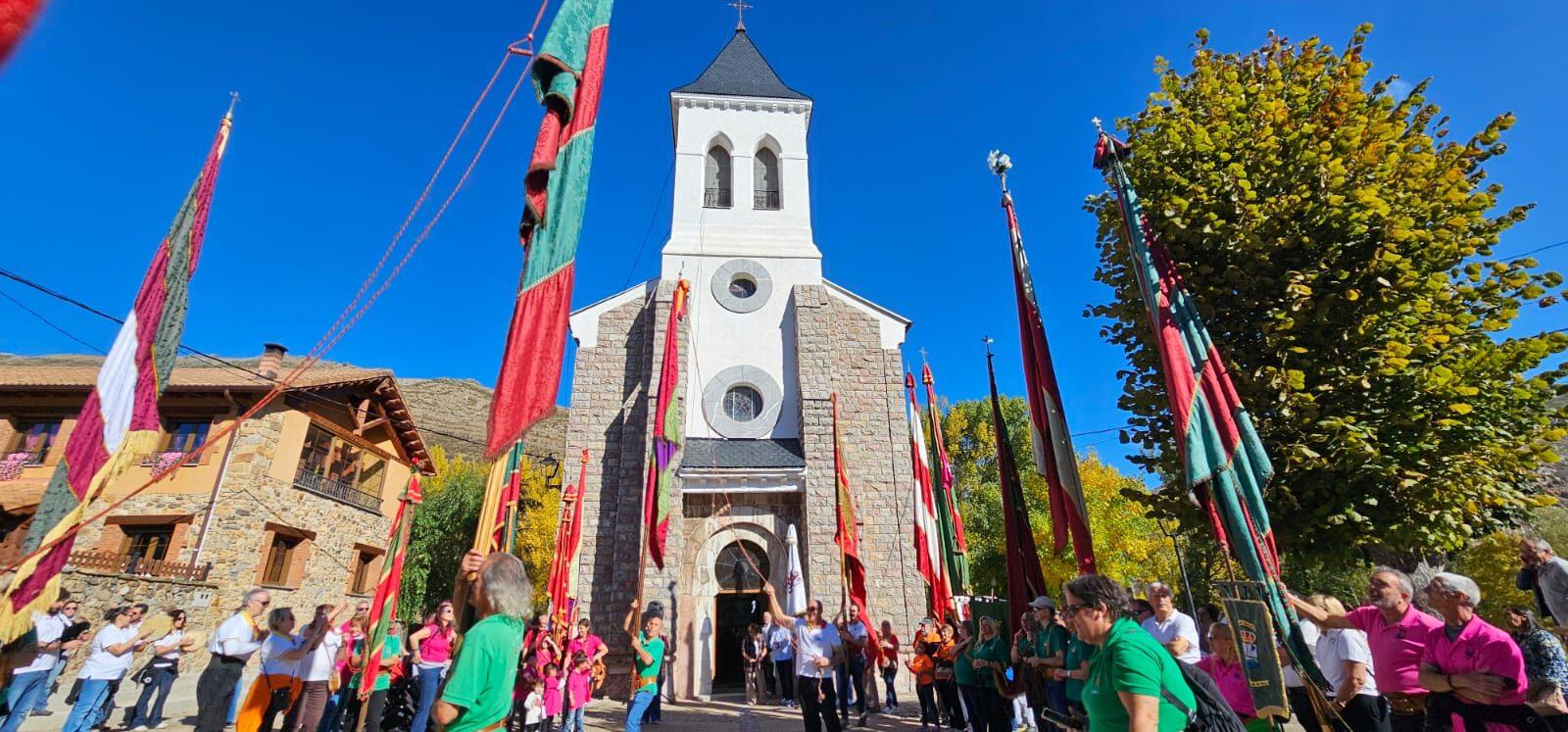 Participantes y visitantes durante la XXV Feria Tradicional de Cármenes, que llenó el municipio de color, música y tradición. | León 24 Horas