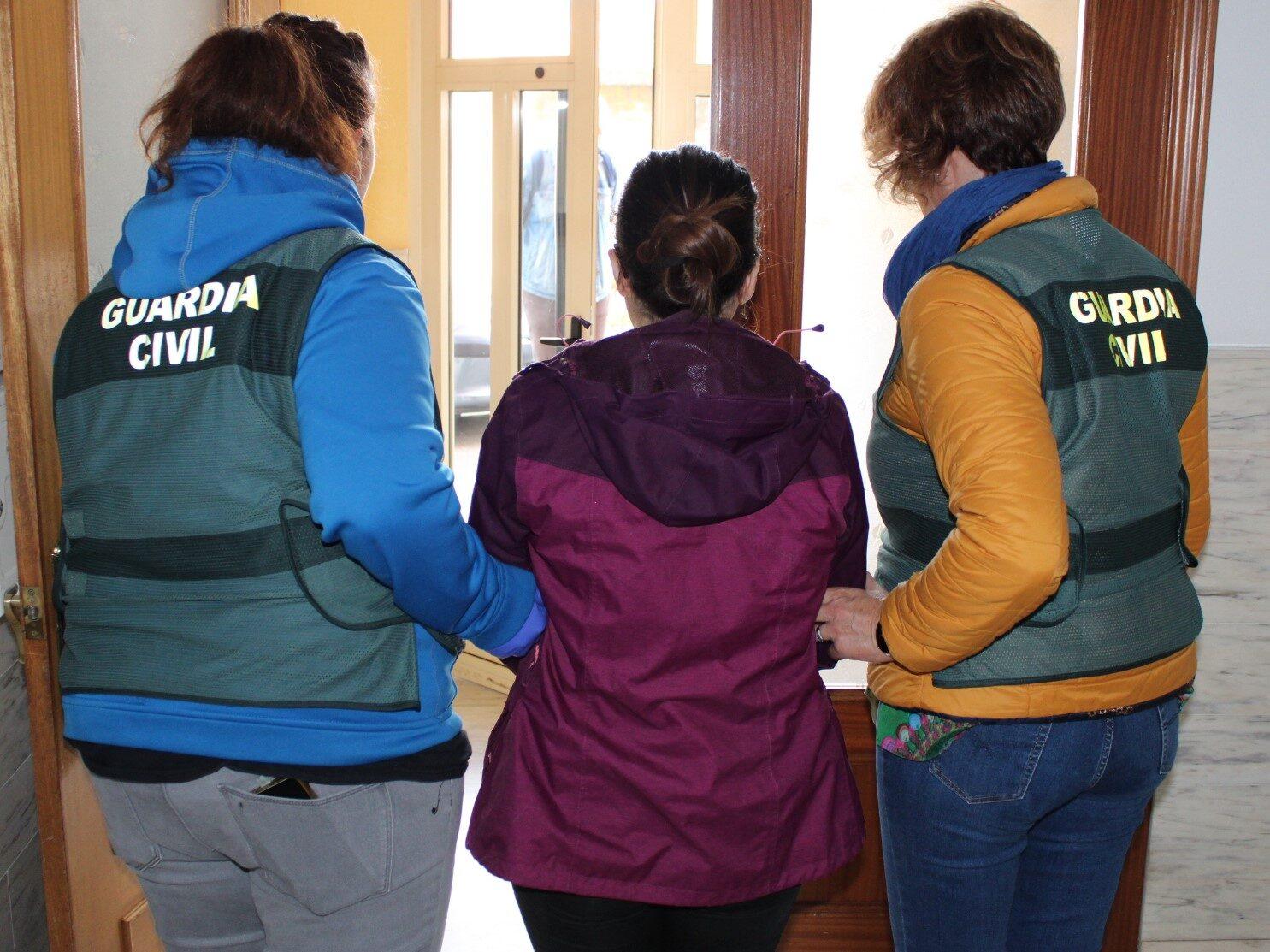 La Guardia Civil detiene a una mujer por el ataque con ácido en Jiménez de Jamuz y le imputa también amenazas y quebrantamiento.