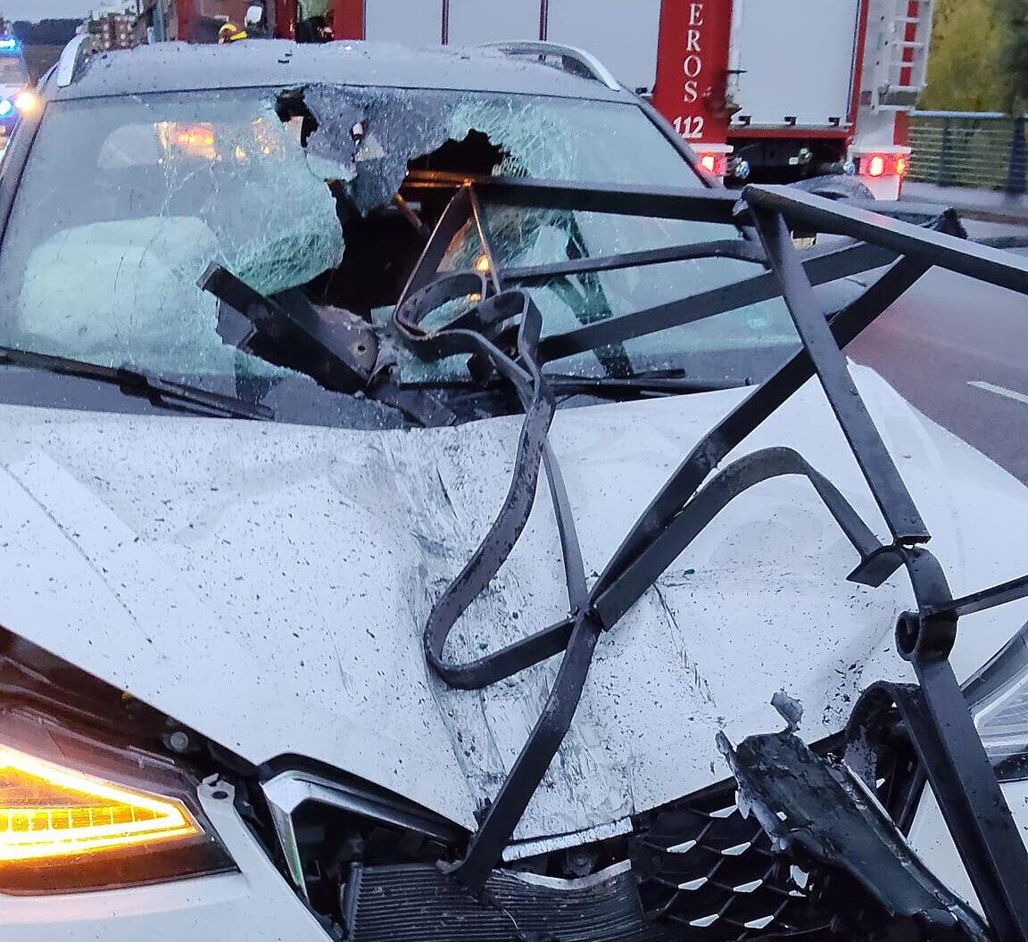 Accidente a las 07:22 frente al Reino de León: un turismo quedó destrozado. No hubo heridos. Intervinieron Policía Local y Bomberos de León.