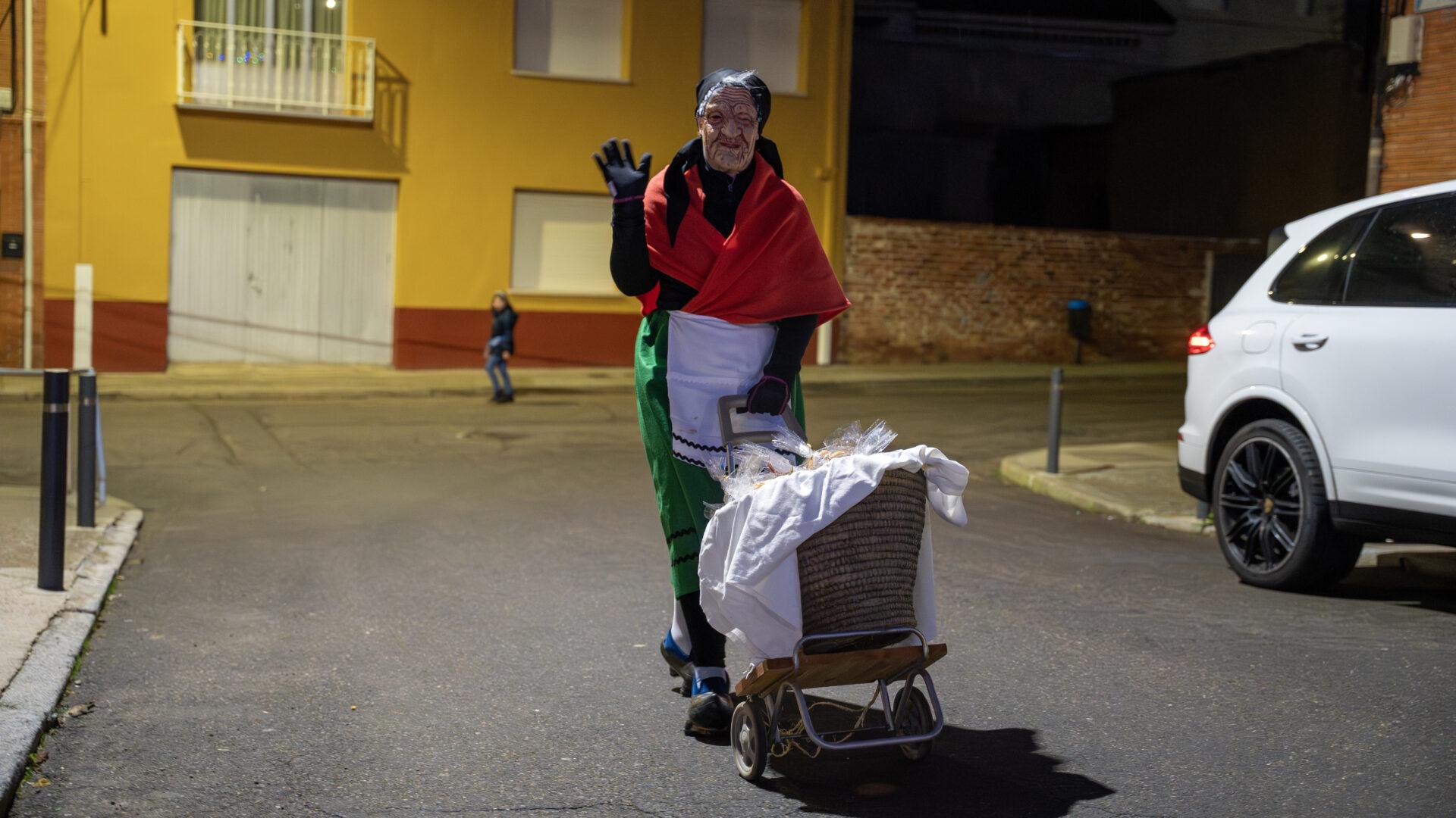 La Vieja del Monte llega al Barrio de la Peregrina de Sahagún | APL - Leon24Horas