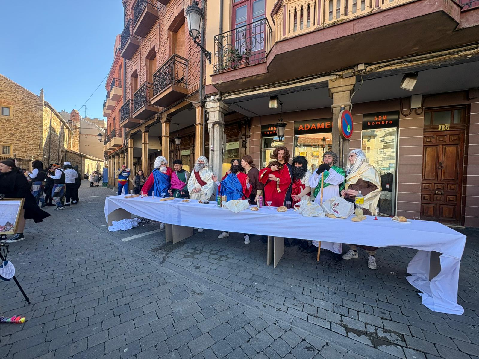 Este sábado en La Bañeza se vive la jornada favorita para los más creativos y originales con el Carnaval Auténtico. La clave es disfrutar.