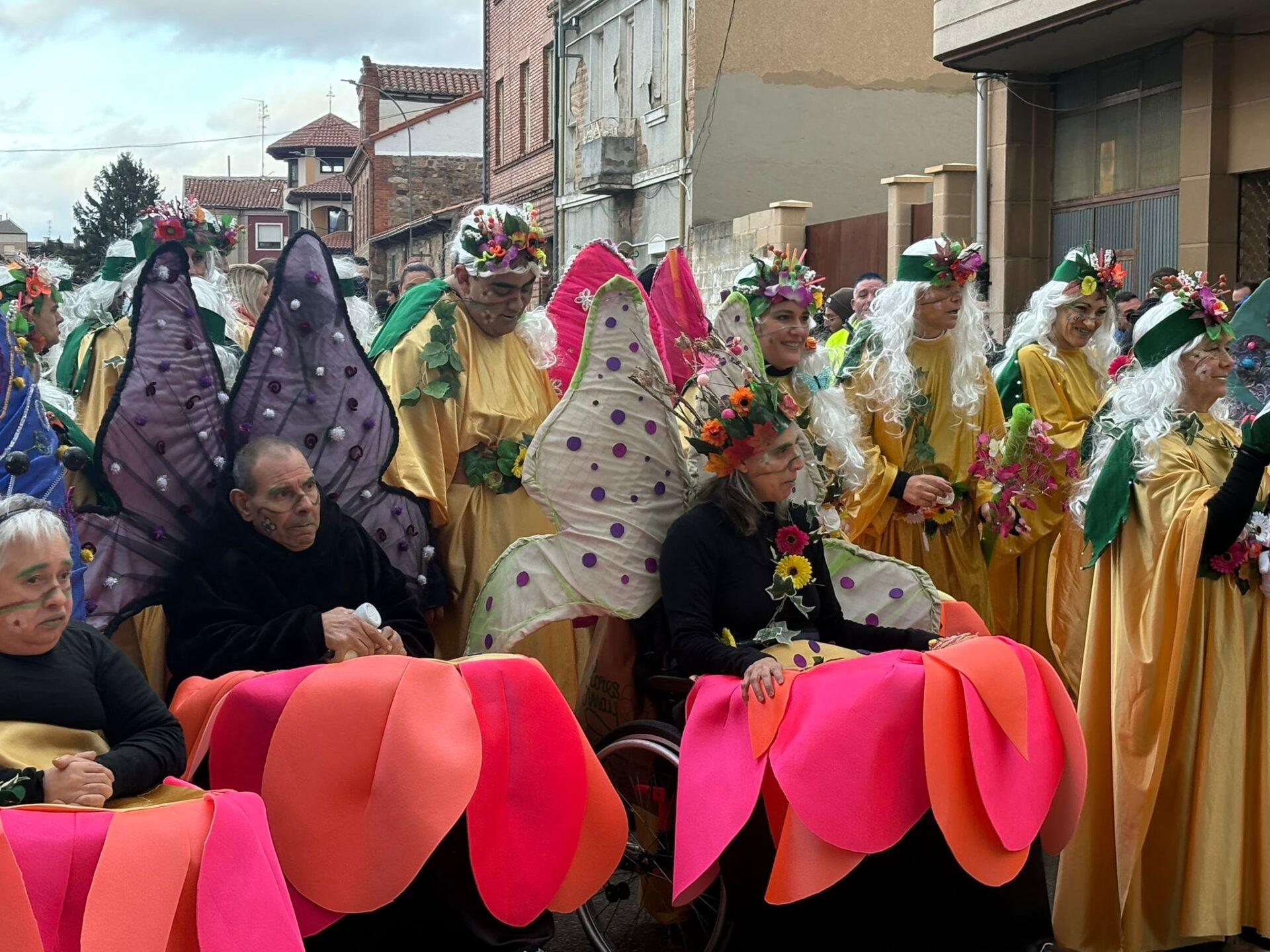 La Bañeza celebra el Gran Desfile del Carnaval 2026, encabezado por Estela Santos, con comparsas, carrozas y disfraces en una tarde de calle.